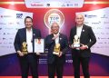 Direksi dan Komisaris Jasa Raharja berpose dengan empat penghargaan yang diraih dalam ajang TOP GRC Awards 2025 di Hotel Raffles Jakarta, Senin (8/9/2025). (Dok. Humas JR)