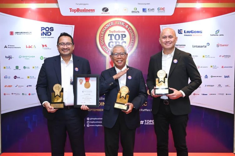 Direksi dan Komisaris Jasa Raharja berpose dengan empat penghargaan yang diraih dalam ajang TOP GRC Awards 2025 di Hotel Raffles Jakarta, Senin (8/9/2025). (Dok. Humas JR)