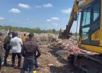 Personel Ditpolairud Polda Jambi memusnahkan 10,8 ton bawang merah ilegal dengan alat berat di TPA Talang Gulo, Kota Jambi, Selasa (26/8/2025). (Dok. Nahar)