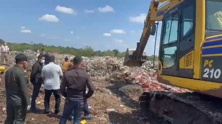 Personel Ditpolairud Polda Jambi memusnahkan 10,8 ton bawang merah ilegal dengan alat berat di TPA Talang Gulo, Kota Jambi, Selasa (26/8/2025). (Dok. Nahar)