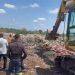 Personel Ditpolairud Polda Jambi memusnahkan 10,8 ton bawang merah ilegal dengan alat berat di TPA Talang Gulo, Kota Jambi, Selasa (26/8/2025). (Dok. Nahar)