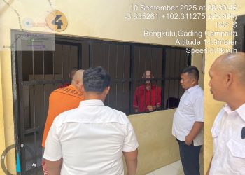 Direktur Dit Tahti Polda Bengkulu, AKBP Yuldi Kurniawan, bersama personel memeriksa ruang tahanan saat razia rutin di Bengkulu, Rabu (10/9/2025). (Dok. Humas)
