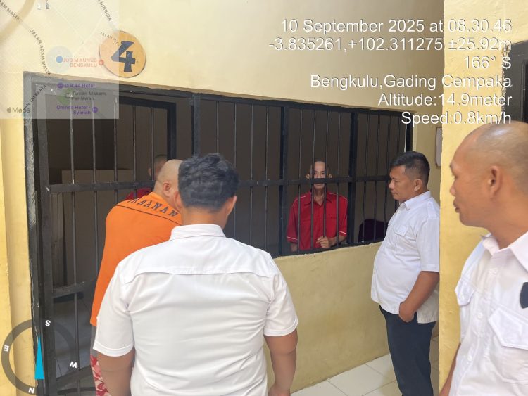 Direktur Dit Tahti Polda Bengkulu, AKBP Yuldi Kurniawan, bersama personel memeriksa ruang tahanan saat razia rutin di Bengkulu, Rabu (10/9/2025). (Dok. Humas)
