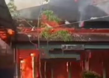 Kobaran api melahap atap dan sejumlah ruangan SMP Negeri 20 Kota Jambi di Kelurahan Talang Bakung, Kecamatan Paal Merah, Rabu (10/9/2025) pagi. (Dpok. Stepanus)