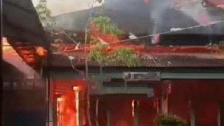 Kobaran api melahap atap dan sejumlah ruangan SMP Negeri 20 Kota Jambi di Kelurahan Talang Bakung, Kecamatan Paal Merah, Rabu (10/9/2025) pagi. (Dpok. Stepanus)