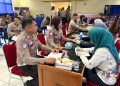 Personel Ditlantas Polda Bengkulu mengikuti kegiatan donor darah dalam rangka memperingati Hari Keselamatan Lalu Lintas dan HUT Lalu Lintas ke-70, Selasa (10/9/2025). (Dok. Yola)