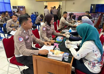 Personel Ditlantas Polda Bengkulu mengikuti kegiatan donor darah dalam rangka memperingati Hari Keselamatan Lalu Lintas dan HUT Lalu Lintas ke-70, Selasa (10/9/2025). (Dok. Yola)