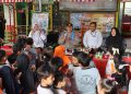 Wakapolda Bengkulu Brigjen Pol Dicky Sondani berinteraksi dengan siswa TK Pertiwi 1 Kota Bengkulu saat kegiatan silaturahmi, Rabu (10/9/2025). (Dok. Yola)