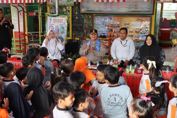 Wakapolda Bengkulu Brigjen Pol Dicky Sondani berinteraksi dengan siswa TK Pertiwi 1 Kota Bengkulu saat kegiatan silaturahmi, Rabu (10/9/2025). (Dok. Yola)