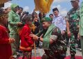 Pangdam XX/Tuanku Imam Bonjol Mayjen TNI Arief Gajah Mada mendapat penyambutan adat dari anak-anak berpakaian tradisional saat kunjungan perdananya ke Jambi, Rabu (10/9/2025).(Dok, Nahar)