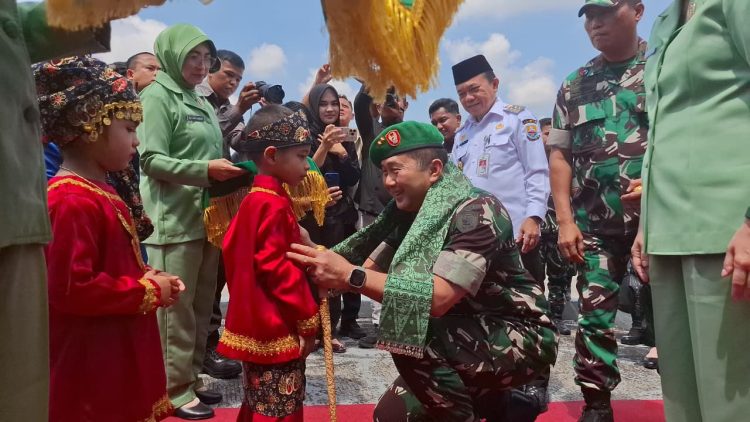 Pangdam XX/Tuanku Imam Bonjol Mayjen TNI Arief Gajah Mada mendapat penyambutan adat dari anak-anak berpakaian tradisional saat kunjungan perdananya ke Jambi, Rabu (10/9/2025).(Dok, Nahar)