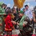 Pangdam XX/Tuanku Imam Bonjol Mayjen TNI Arief Gajah Mada mendapat penyambutan adat dari anak-anak berpakaian tradisional saat kunjungan perdananya ke Jambi, Rabu (10/9/2025).(Dok, Nahar)