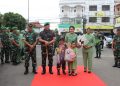 Pangdam XX/TIB Mayjen TNI Arief Gajah Mada bersama Ketua Persit KCK Daerah XX/TIB Ny. Anggi Arief G. Mada saat disambut prajurit, Persit, dan anak-anak TK Kartika Korem 042/Gapu dalam kunjungan kerja di Jambi, Rabu (10/9/2025). (Dok. Nahar)