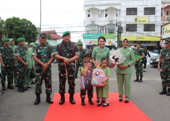 Pangdam XX/TIB Mayjen TNI Arief Gajah Mada bersama Ketua Persit KCK Daerah XX/TIB Ny. Anggi Arief G. Mada saat disambut prajurit, Persit, dan anak-anak TK Kartika Korem 042/Gapu dalam kunjungan kerja di Jambi, Rabu (10/9/2025). (Dok. Nahar)
