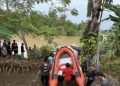 Tim SAR bersama warga menggunakan perahu karet untuk mencari seorang pemuda yang hilang akibat tenggelam di Sungai Kampung Kelawi, Teluk Segara, Kota Bengkulu, Rabu (10/9/2025). (Dok,. Yola)