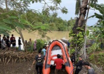 Tim SAR bersama warga menggunakan perahu karet untuk mencari seorang pemuda yang hilang akibat tenggelam di Sungai Kampung Kelawi, Teluk Segara, Kota Bengkulu, Rabu (10/9/2025). (Dok,. Yola)