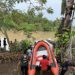 Tim SAR bersama warga menggunakan perahu karet untuk mencari seorang pemuda yang hilang akibat tenggelam di Sungai Kampung Kelawi, Teluk Segara, Kota Bengkulu, Rabu (10/9/2025). (Dok,. Yola)