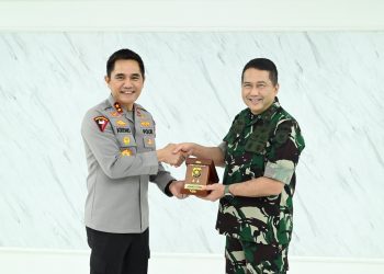Kapolda Jambi Irjen Pol Krisno H. Siregar berjabat tangan dengan Pangdam XX/TIB Mayjen TNI Arief Gajah Mada usai pertemuan silaturahmi di Mapolda Jambi, Rabu (10/9/2025). (Dok, Humas)