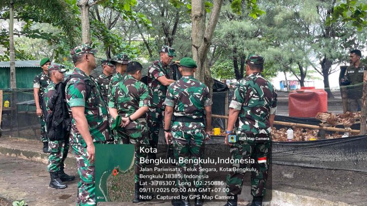 Pangdam XXI/RI Mayjen TNI Kristomei Sianturi memberikan pengarahan kepada prajurit Yonif 847/VS saat kunjungan kerja di Bengkulu, Kamis (11/9/2025) (Dok. Yola)