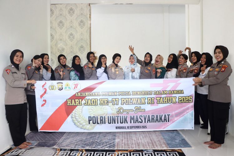 Pakor Polwan Polda Bengkulu AKBP Banyu Erni Juarsih, S.H., M.H., bersama jajaran Polwan berpose bersama saat anjangsana memperingati Hari Jadi ke-77 Polwan RI di kediaman AKBP (Purn) Lili Meiliza, Bengkulu, Rabu (10/9/2025). (Dok Yola)
