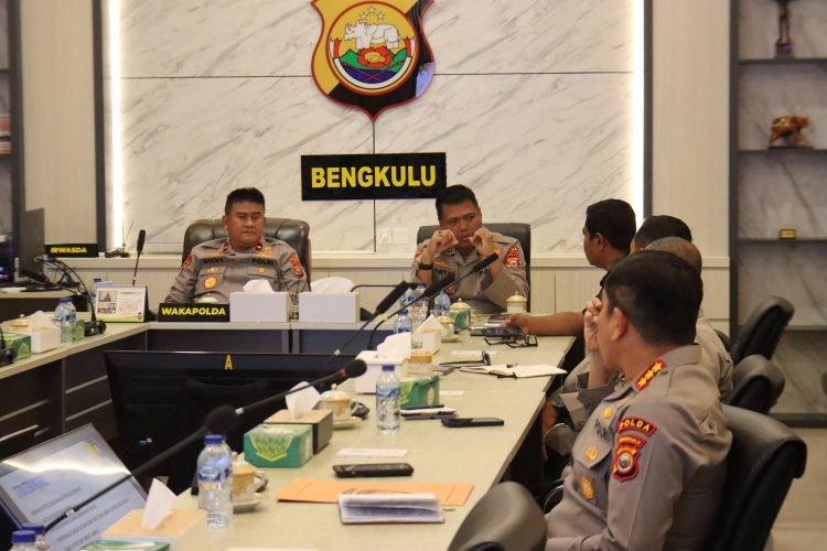 Wakapolda Bengkulu Brigjen Pol Dicky Sondani, S.I.K., M.H., bersama pejabat utama Polda Bengkulu mengikuti Forum Belajar Bersama bertema Patroli Presisi secara daring yang dipimpin Posko Presisi Mabes Polri, Bengkulu, Rabu (10/9/2025). (Dok. Humas)