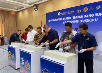 Perwakilan Bank Indonesia Bengkulu bersama Polda Bengkulu dan unsur Forkopimda memusnahkan 5.287 lembar uang rupiah palsu di Kantor BI Bengkulu, Kamis (11/9/2025). (dk. Yola)