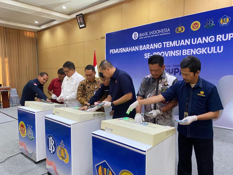 Perwakilan Bank Indonesia Bengkulu bersama Polda Bengkulu dan unsur Forkopimda memusnahkan 5.287 lembar uang rupiah palsu di Kantor BI Bengkulu, Kamis (11/9/2025). (dk. Yola)