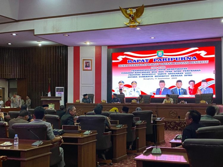 Suasana rapat paripurna DPRD Provinsi Bengkulu, Kamis (11/9/2025), saat penandatanganan nota kesepakatan KUA-PPAS APBD Perubahan 2025 antara Pemprov Bengkulu dan DPRD. (Dok. Yola)