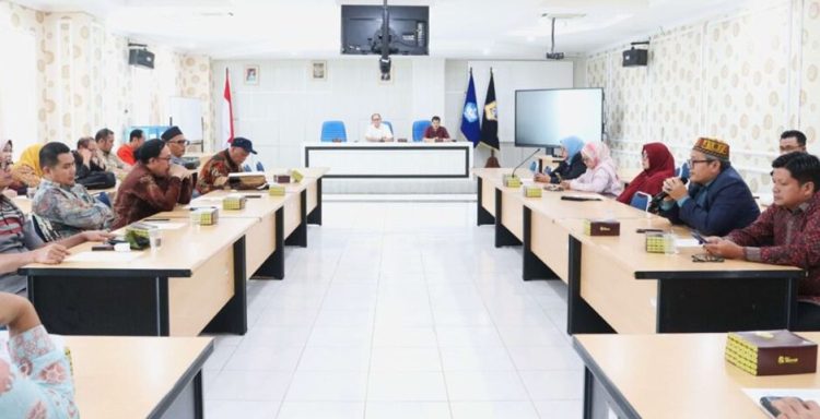 Rapat Senat Universitas Bengkulu membahas penundaan pemilihan rektor periode 2025–2029 di ruang rapat Gedung Rektorat, Jumat (11/9/2025), setelah menerima surat instruksi dari Kemendiktisaintek. (Dok. Yola)