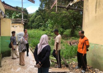 Kapolsek AKP Edi Mardi Siswoyo  bersama perwakilan Pemerintah Kota Jambi meninjau renovasi eks Gedung SD Negeri 83/VI di Kelurahan Sejinjang, Jambi Timur, yang akan dialihfungsikan menjadi Sentra Pelayanan Pemenuhan Gizi, Selasa (9/9/2025). (Dok,. Nahar)