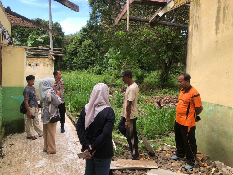 Kapolsek AKP Edi Mardi Siswoyo  bersama perwakilan Pemerintah Kota Jambi meninjau renovasi eks Gedung SD Negeri 83/VI di Kelurahan Sejinjang, Jambi Timur, yang akan dialihfungsikan menjadi Sentra Pelayanan Pemenuhan Gizi, Selasa (9/9/2025). (Dok,. Nahar)