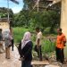 Kapolsek AKP Edi Mardi Siswoyo  bersama perwakilan Pemerintah Kota Jambi meninjau renovasi eks Gedung SD Negeri 83/VI di Kelurahan Sejinjang, Jambi Timur, yang akan dialihfungsikan menjadi Sentra Pelayanan Pemenuhan Gizi, Selasa (9/9/2025). (Dok,. Nahar)