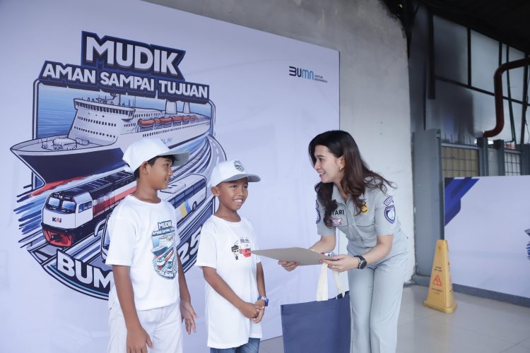 Petugas Jasa Raharja menyerahkan bingkisan kepada anak-anak peserta kegiatan sosial dengan latar belakang kampanye “Mudik Aman Sampai Tujuan”, (Dok. Humas JR Jambi)