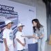 Petugas Jasa Raharja menyerahkan bingkisan kepada anak-anak peserta kegiatan sosial dengan latar belakang kampanye “Mudik Aman Sampai Tujuan”, (Dok. Humas JR Jambi)