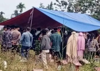 Warga menghadiri prosesi pemakaman Jefri Saputra (30), warga Jalan Kalimantan, yang ditemukan meninggal di Sungai Kampung Kelawi, Bengkulu, Jumat (12/9/2025). (Dok. Basarnas)