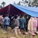 Warga menghadiri prosesi pemakaman Jefri Saputra (30), warga Jalan Kalimantan, yang ditemukan meninggal di Sungai Kampung Kelawi, Bengkulu, Jumat (12/9/2025). (Dok. Basarnas)