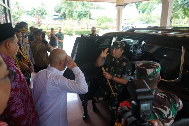 Pangdam XX/Tuanku Imam Bonjol, Mayjen TNI Arief Gajah Mada, disambut Bupati Bungo, H. Dedy Putra, saat tiba di Pendopo Rumah Dinas Bupati Bungo untuk silaturahmi dengan Forkopimda, Jumat (12/9/2025). (Dok. Penrem 042/Gapu)