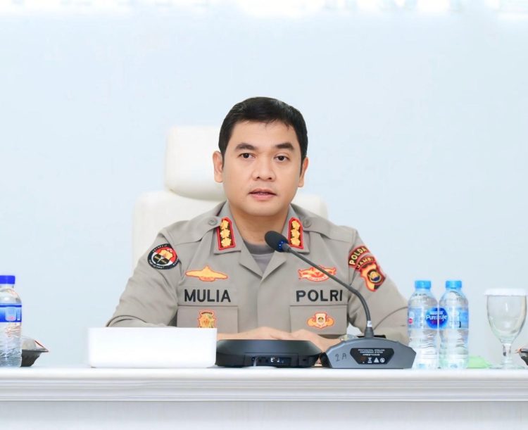 Kabid Humas Polda Jambi Kombes Pol. Mulia Prianto memberikan klarifikasi dan permintaan maaf usai insiden dengan wartawan saat kunjungan Komisi III DPR RI di Mapolda Jambi, Jumat (12/9/2025). (Dok. Humas Polda)