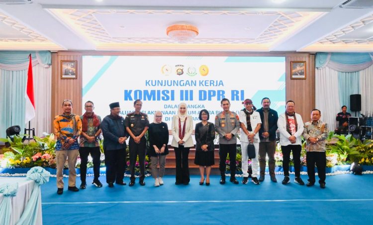 Rombongan Komisi III DPR RI berfoto bersama Kapolda Jambi Irjen Pol Krisno H Siregar dan pejabat Forkopimda usai pertemuan evaluasi pelaksanaan KUHAP di Mapolda Jambi, Jumat (12/9/2025) (Dok, Nahar)
