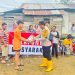 Kapolsek Berbak Ipda Hans Simangunsong menyerahkan bantuan paket sembako kepada warga terdampak banjir di Kelurahan Simpang, Kabupaten Tanjung Jabung Timur, Jumat (12/9/2025). (dok. Humas)
