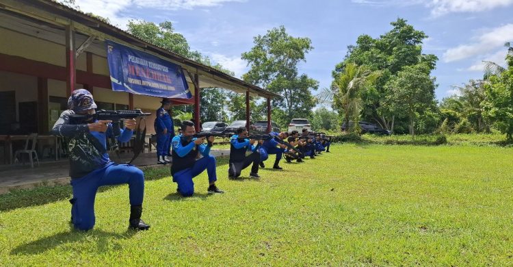 Personel Ditpolairud Polda Jambi mengikuti latihan menembak di Lapangan Tembak SPN Polda Jambi, Jumat (12/9/2025), guna meningkatkan keterampilan dalam penggunaan senjata api. (Dok, Nahar)