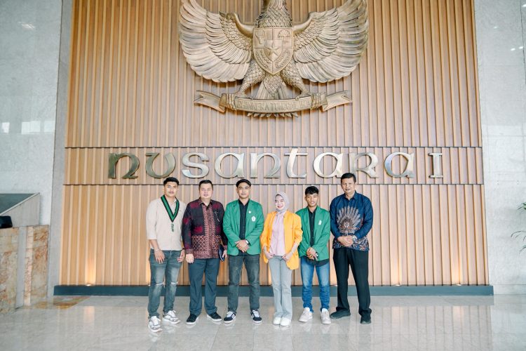 Ketua DPRD Kota Jambi Kemas Faried Alfarelly bersama Wakil Ketua Naim mendampingi perwakilan mahasiswa Aliansi Mahasiswa dan Rakyat Bersatu saat menyerahkan aspirasi terkait RUU Perampasan Aset kepada anggota DPR RI Dapil Jambi di Gedung Nusantara I, Jakarta, Jumat (12/9/2025). (Dok. Humas)