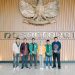 Ketua DPRD Kota Jambi Kemas Faried Alfarelly bersama Wakil Ketua Naim mendampingi perwakilan mahasiswa Aliansi Mahasiswa dan Rakyat Bersatu saat menyerahkan aspirasi terkait RUU Perampasan Aset kepada anggota DPR RI Dapil Jambi di Gedung Nusantara I, Jakarta, Jumat (12/9/2025). (Dok. Humas)