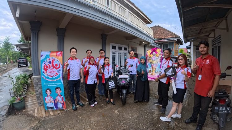 Manajemen PT Sinar Sentosa Primatama (Sinsen) bersama jajaran dealer mengantarkan langsung unit sepeda motor Honda kepada konsumen di Jambi dalam rangka Hari Pelanggan Nasional 2025. (Dok.Stepanus)