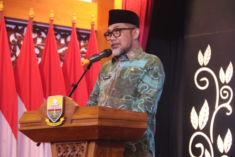 Sekretaris Daerah Provinsi Jambi, Dr. H. Sudirman, SH., MH., memberikan sambutan saat melepas Kontingen BAPOMI Jambi yang akan bertanding di POMNAS XIX Tahun 2025 di Jawa Tengah, Jumat (12/9/2025). (Dok. Daus)