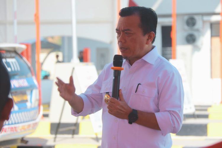 Gubernur Jambi, Al Haris, memberi sambutan saat meresmikan pengoperasian Jalan Tol Bayung Lencir – Tempino – Jambi Seksi 3 (Tempino – Simpang Ness), Minggu (14/9/2025). (Dok. Stepnaus)