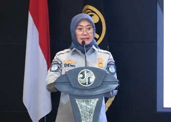 Plt Direktur Utama Jasa Raharja, Dewi Aryani Suzana, menyampaikan keterangan resmi terkait penjaminan santunan korban kecelakaan bus pariwisata di Probolinggo, Jawa Timur. (Dok. Humas JR Jambi)