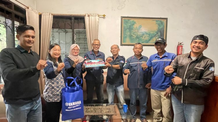 Tim Yamaha Jambi bersama dealer Sabang Raya Handil memberikan kejutan spesial berupa kue dan merchandise kepada Sofyan, pelanggan loyal Yamaha sejak 2010, dalam rangka Hari Pelanggan Nasional 2025 di Jambi. (Dok. Daus)