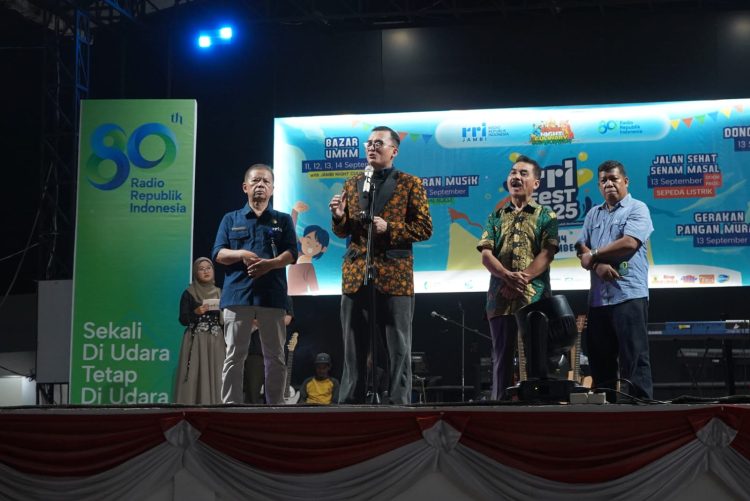 Kepala Diskominfo Provinsi Jambi, Drs. Ariansyah, ME, menyampaikan pesan Gubernur Jambi saat menutup RRI Fest 2025 di halaman RRI Jambi, Minggu (14/9/2025) malam. (Dok. Stepanus)