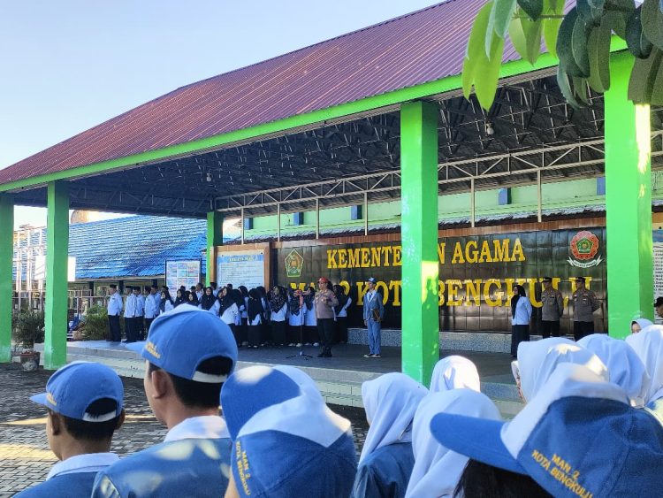 Kepala SPN Polda Bengkulu Kombes Pol Andi Dady memberikan amanat dalam upacara bendera di MAN 2 Kota Bengkulu, Senin (15/9/2025) (Dok. Yola)